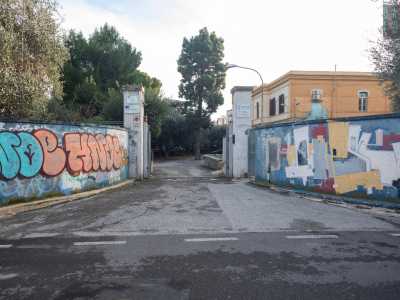...per arrivare davanti all�ingresso dell�edificio, posto di fronte alla scuola Romanazzi